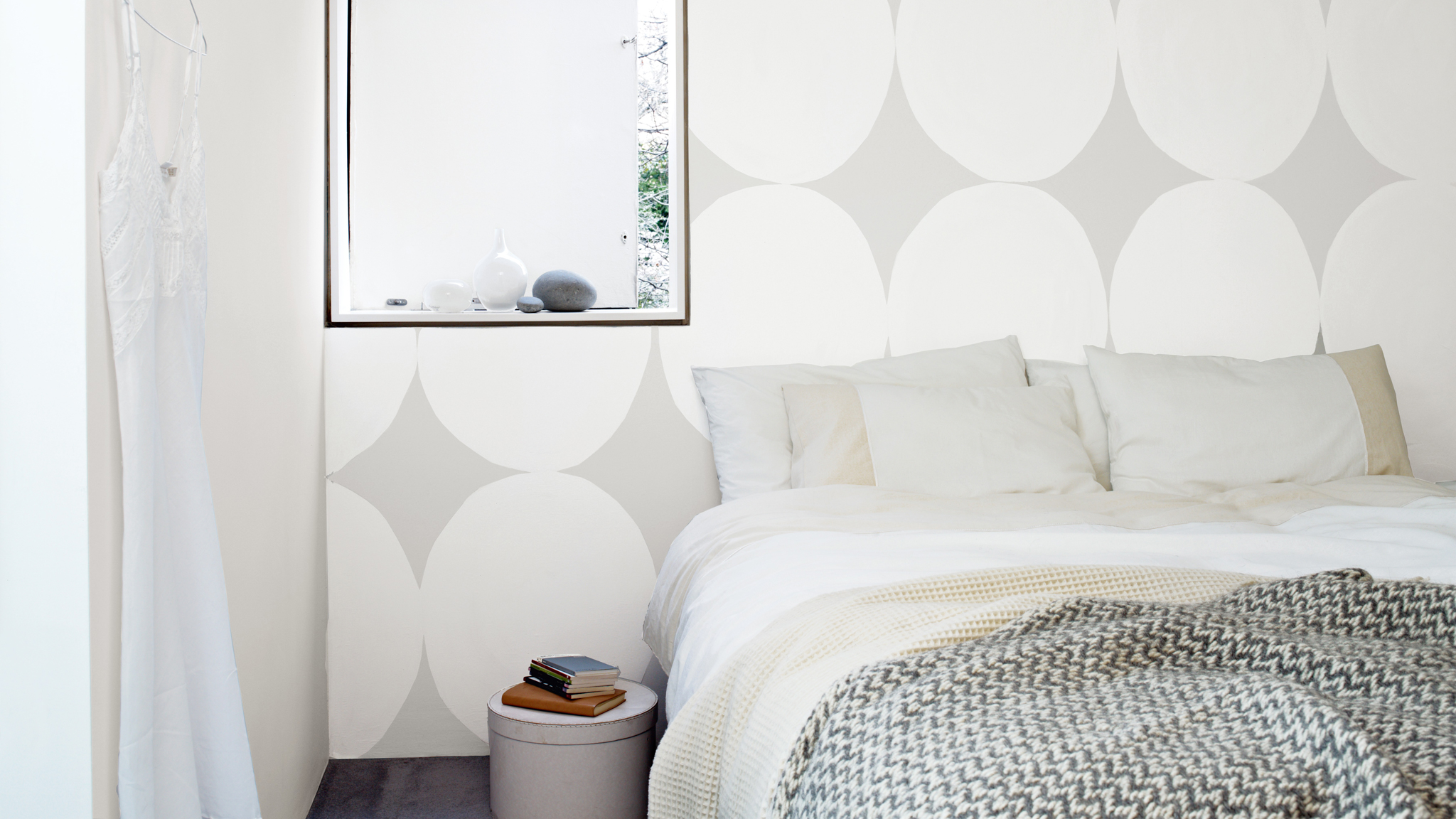 Ciptakan tekstur yang samar samar dengan paduan putih dan 