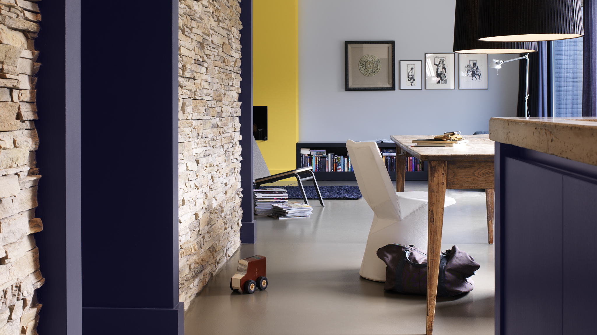 Dramatis biru yang kontras dengan warna batu | Dulux