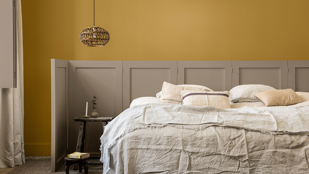 Dulux Colour of the Year 2021, warna mewah keemasan di kamar tidur