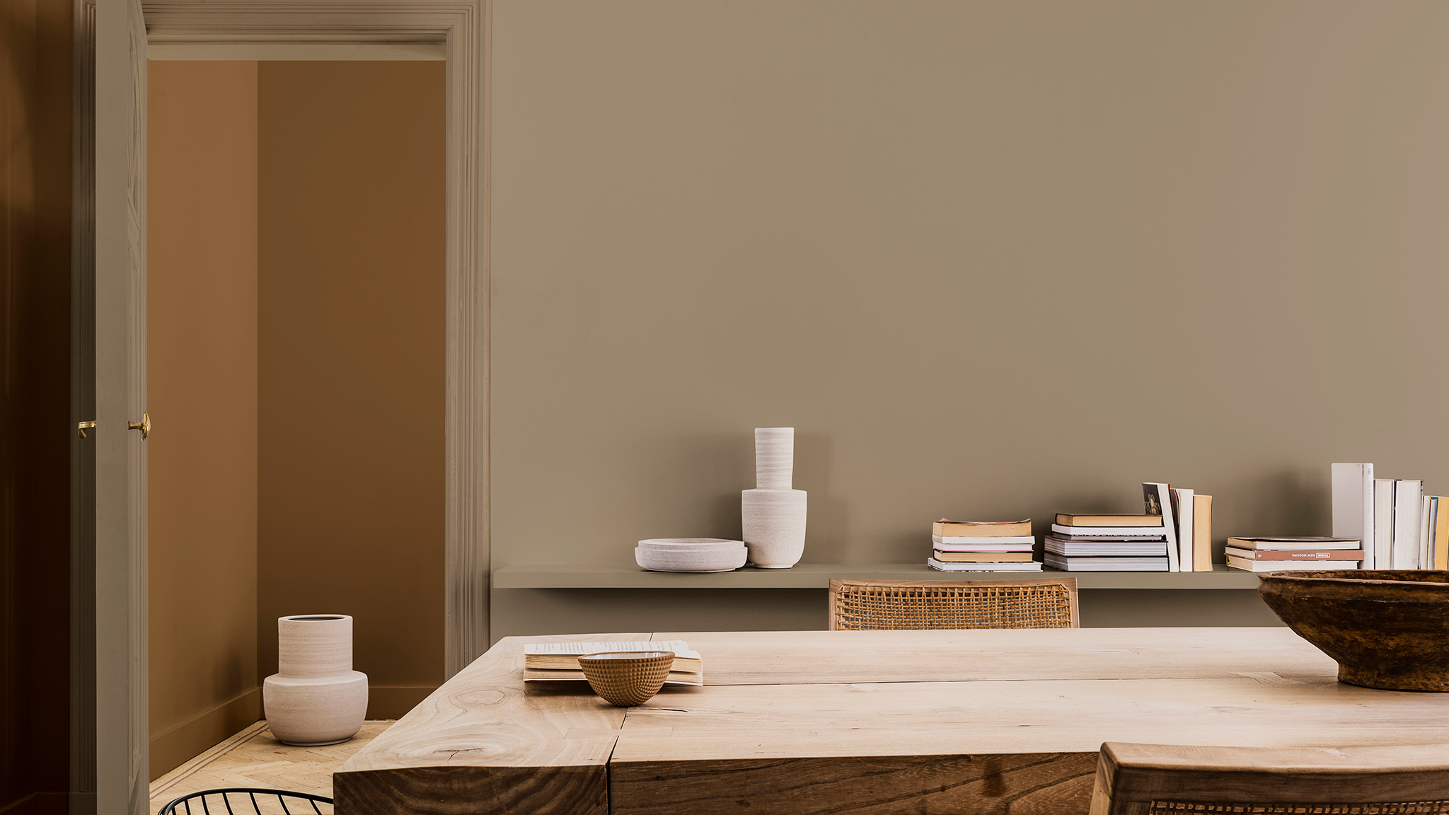 Meja makan kayu dipadukan dengan Dulux Colour of the Year 2021