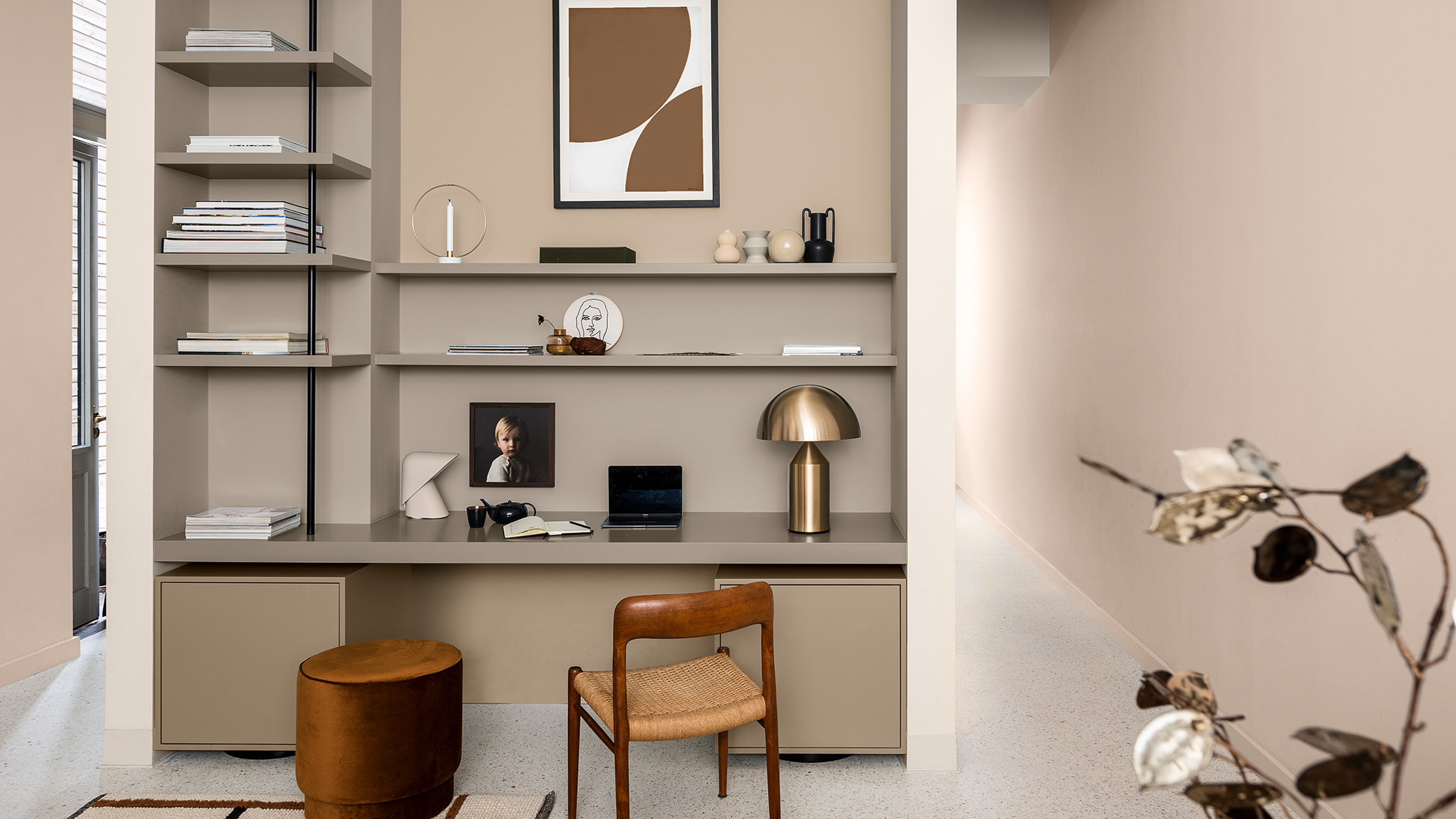 Lemari dengan warna natural dipadukan dengan kursi kayu dan lampu logam